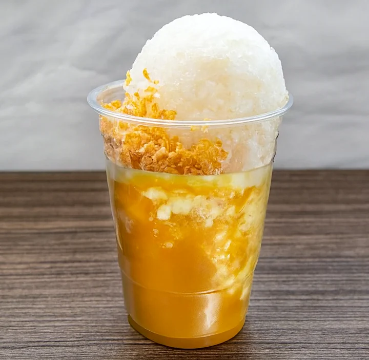 Mango graham sago con yelo dessert with shaved ice